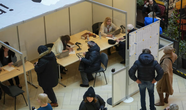 Люди голосуют на избирательном участке во время парламентских выборов в Таллинне, Эстония, 5 марта 2023
