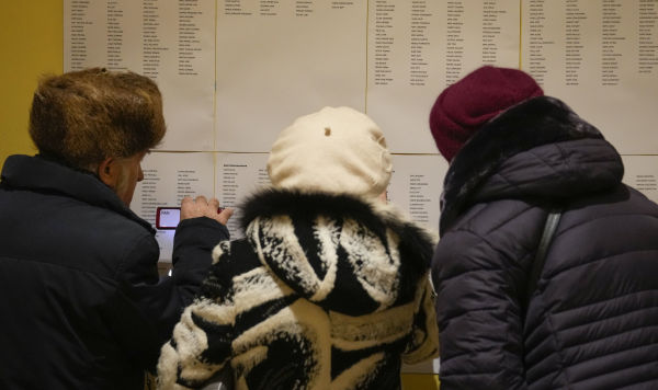 Люди голосуют на избирательном участке во время парламентских выборов в Таллинне, Эстония, 5 марта 2023