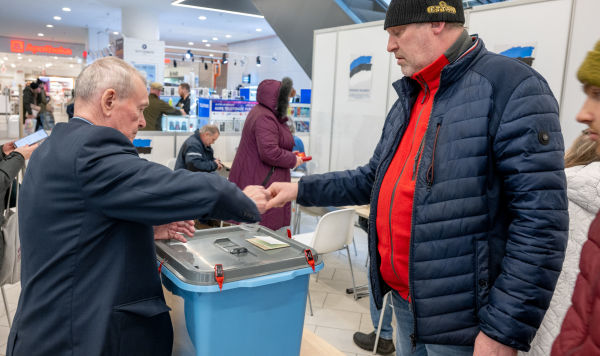 Люди голосуют на избирательном участке во время парламентских выборов в Таллинне, Эстония, 5 марта 2023 