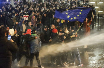 Протестующие во время демонстрации у здания парламента Грузии в Тбилиси, 8 марта 2023 года 