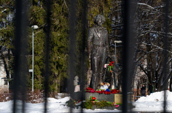 Памятник поэту Александру Сергеевичу Пушкину в парке Кронвалда в Риге, Латвия