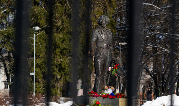 Памятник поэту Александру Сергеевичу Пушкину в парке Кронвалда в Риге, Латвия