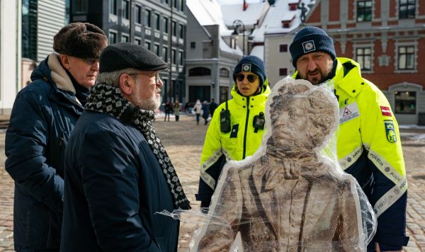 Участники митинга за сохранение памятника поэту Александру Пушкину на Ратушной площади в Риге, Латвия, 12 марта 2023