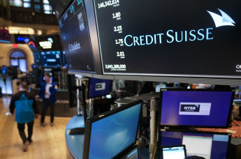 Вывеска с названием Credit Suisse на полу Нью-Йоркской фондовой биржи в Нью-Йорке