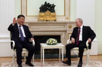 Президент РФ Владимир Путин и председатель КНР Си Цзиньпин (слева) во время встречи, Москва, 20 марта 2023