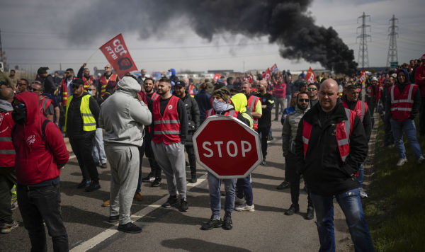 Бастующие нефтяники блокируют доступ к нефтебазе в Фос-сюр-Мер, Франция, 21 марта 2023