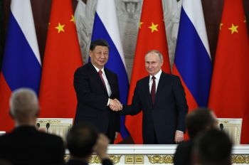 Президент РФ Владимир Путин и председатель КНР Си Цзиньпин на церемонии подписания совместных документов об углублении отношений и направлениях сотрудничества до 2030 года, 21 марта 2023