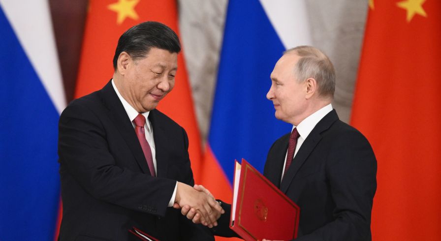 Президент РФ Владимир Путин и председатель КНР Си Цзиньпин на церемонии подписания совместных документов об углублении отношений и направлениях сотрудничества до 2030 года, 21 марта 2023