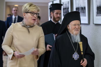 Премьер-министр Литвы Ингрида Симоните (слева) и Вселенский Константинопольский Патриарх Варфоломей I (справа)  на встрече в здании правительства в Вильнюсе, Литва, 21 марта 2023