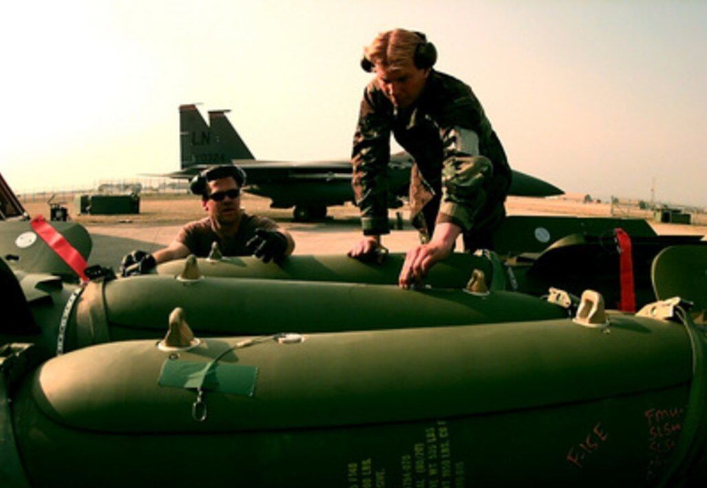 Солдаты 494-й истребительной эскадрильи королевских ВВС Великобритании готовят бомбу GBU-24 для самолета F-15 Eagle на авиабазе Авиано, Италия, 24 марта 1999 года
