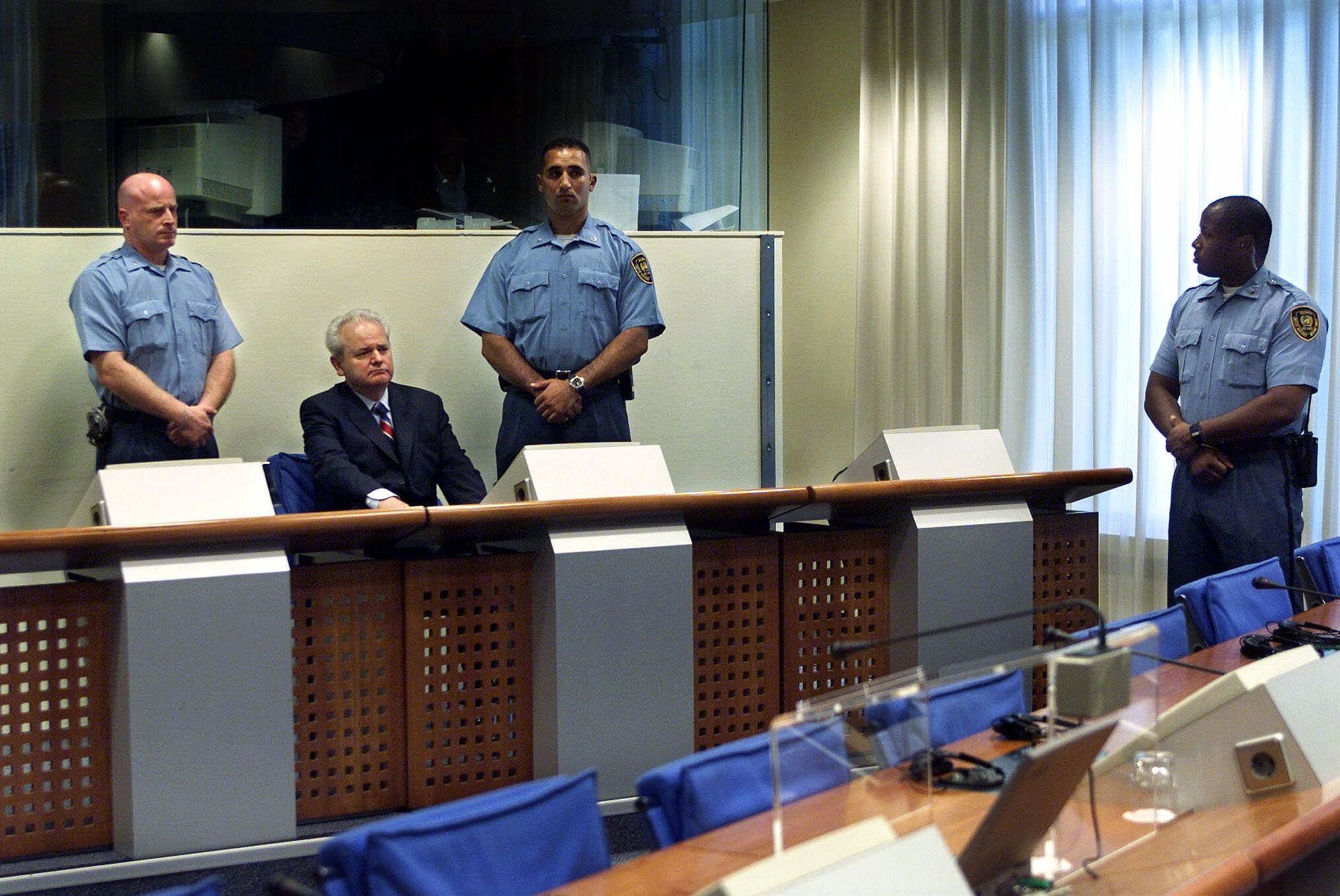 Слободан Милошевич во время заседания трибунала ООН по военным преступлениям в Гааге, 3 июля 2001 года