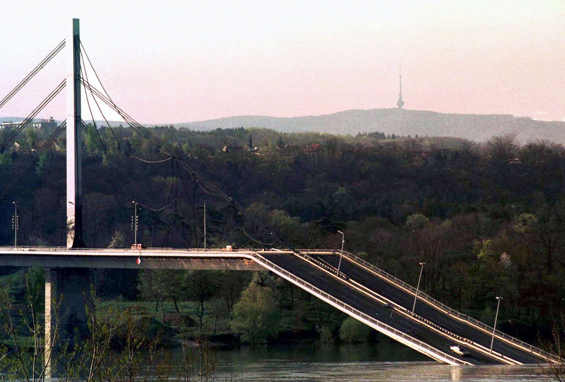 Разрушенный "Мост свободы" через реку Дунай в городе Нови-Сад, 4 апреля 1999 года