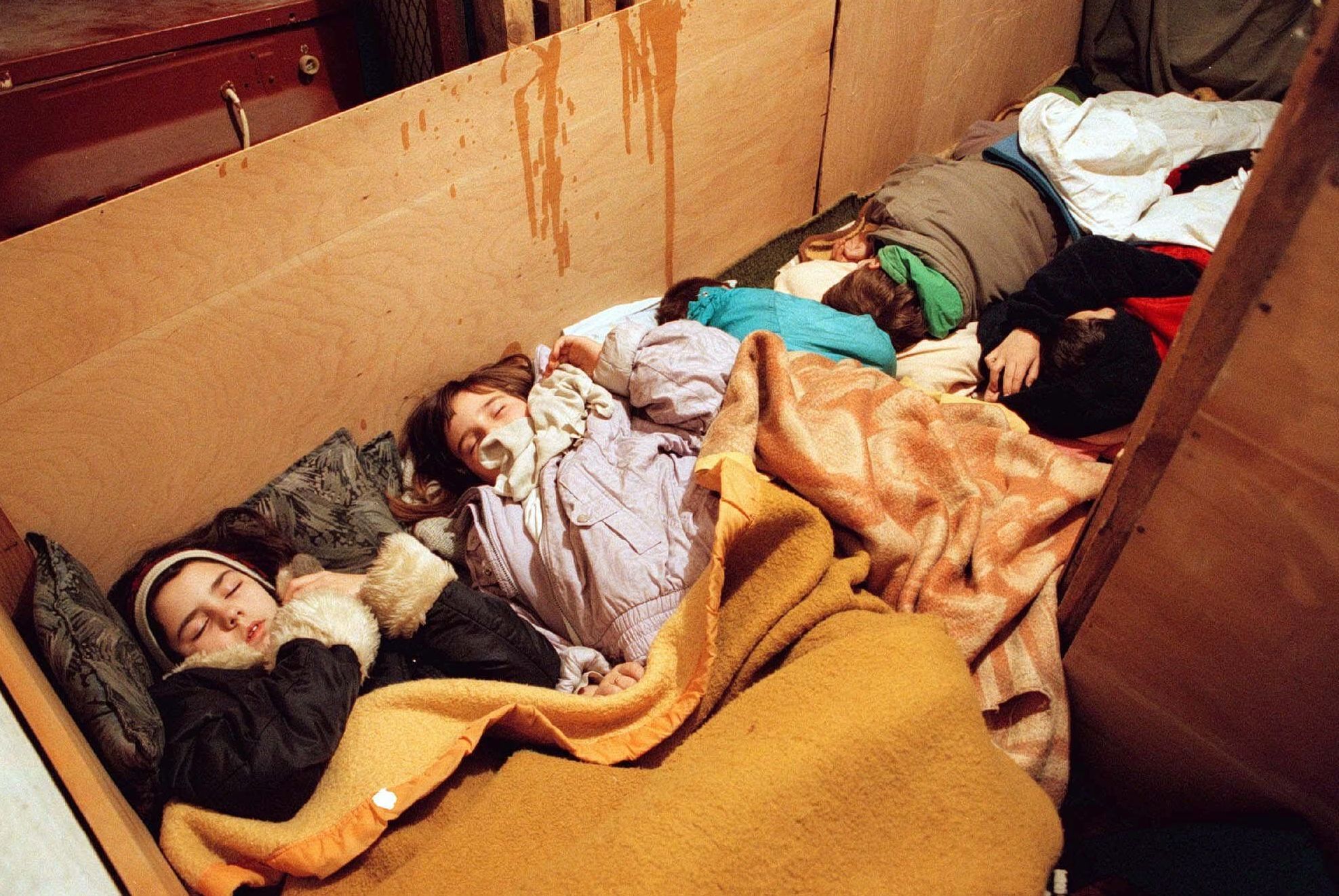 Люди спят в подвале в Белграде, 27 марта 1999 года