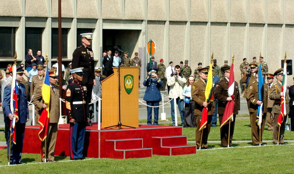 Церемония, посвященная присоединению к SHAPE семи новых стран-членов НАТО: Болгария, Эстония, Латвия, Литва, Румыния, Словакия и Словения, 2 апреля 2004