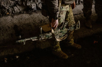 Украинский солдат держит автомат