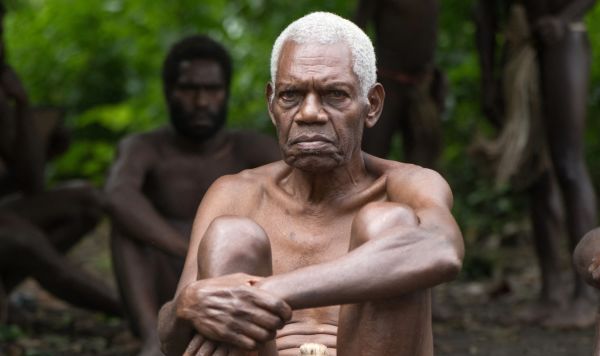 Второй вождь племени «Том» на собрании соплеменников в Якеле, отдаленной тихоокеанской деревне на острове Танна в Вануату