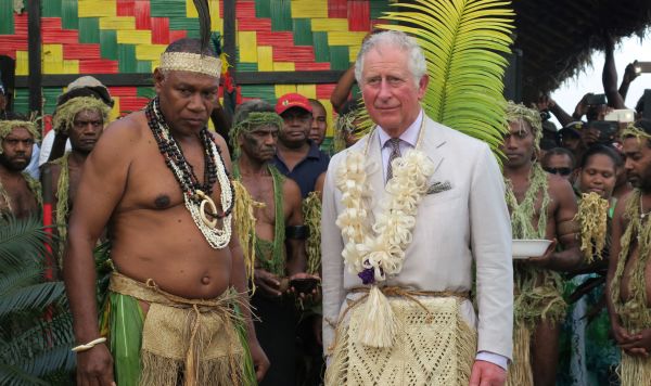 Британский принц Чарльз (справа) стоит с вождем Сени Мао Тирсупе, президентом Совета вождей Мальватумаури, в Накамале вождя в Порт-Вила 7 апреля 2018 года