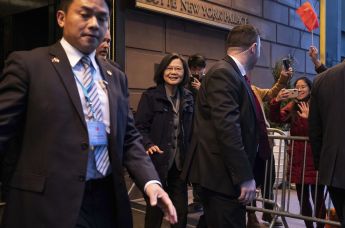 Президент Тайваня Цай Инвэнь покидает отель в Нью-Йорке, среда, 29 марта 2023 года