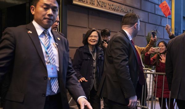 Президент Тайваня Цай Инвэнь покидает отель в Нью-Йорке, среда, 29 марта 2023 года