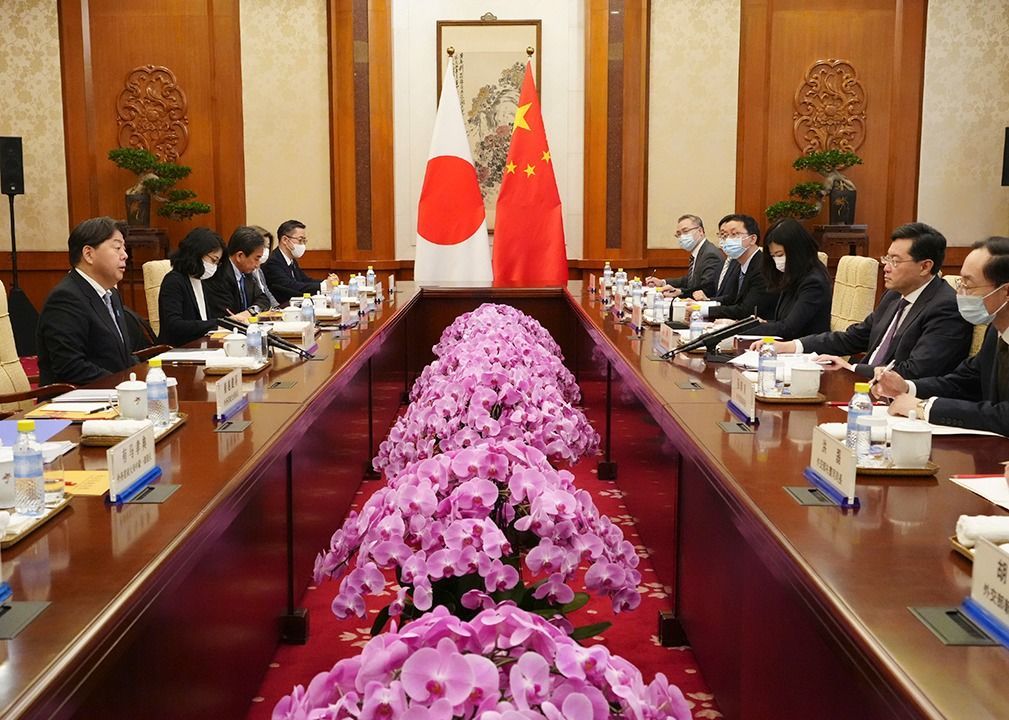Глава МИД Японии Есимасы Хаяси и глава МИД Китая Цинь Ган на встрече в Пикине, Китай, 3 апреля 2023