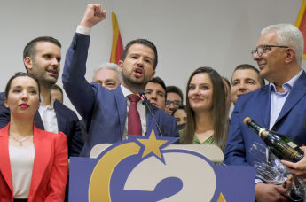 Яков Милатович (в центре слева), лидер движения «Европа сейчас» празднует в своей штаб-квартире в Подгорице, Черногория, 2 апреля 2023