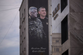 Рекламный щит с изображением бывшего президента Косово Хашима Тачи (слева) и бывшего спикера парламента Кадри Весели (справа), Приштина, 31 марта 2023 года