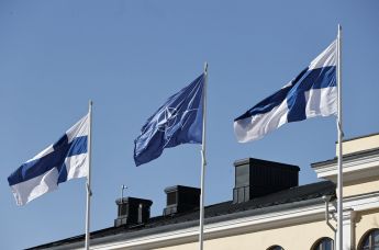 Флаг Финляндии и флаг НАТО, поднятый над Министерством иностранных дел в Хельсинки, Финляндия, 4 апреля 2023
