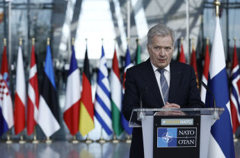 Президент Финляндии Саули Ниинистё дает пресс-конференцию во время встречи министров иностранных дел НАТО в штаб-квартире НАТО в Брюсселе, 4 апреля 2023