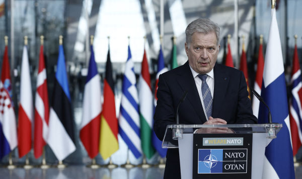 Президент Финляндии Саули Ниинистё дает пресс-конференцию во время встречи министров иностранных дел НАТО в штаб-квартире НАТО в Брюсселе, 4 апреля 2023