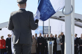 Президент Финляндии Саули Ниинистё (в центре)  во время церемонии поднятия флага в штаб-квартире НАТО в Брюсселе, 4 апреля 2023