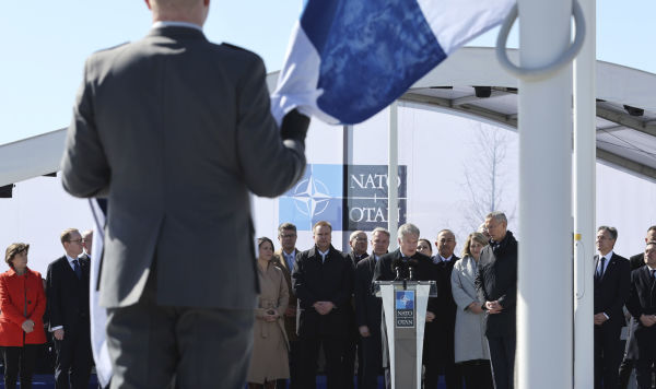 Президент Финляндии Саули Ниинистё (в центре)  во время церемонии поднятия флага в штаб-квартире НАТО в Брюсселе, 4 апреля 2023