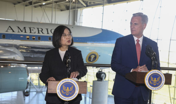 Спикер Палаты представителей Кевин Маккарти на встрече с президентом Тайваня Цай Инвэнь в Калифорнии, США, 5 апреля 2023