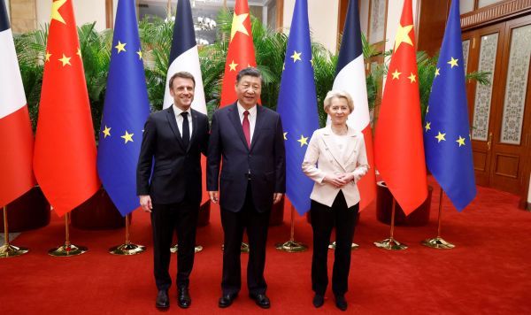 Председатель КНР Си Цзиньпин принимает в Пекине президента Франции Эммануэля Макрона и главу Еврокомиссии Урсулу фон дер Ляйен, 6 апреля 2023 год