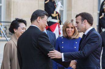 Президент Франции Эммануэль Макарон (справа) с супругой Бриджит Макрон приветствуют председателя КНР Си Цзиньпина и его супругу Пэн Лиюань в Елисейском дворце во время государственного визита Президента КНР Си Цзиньпина во Францию.