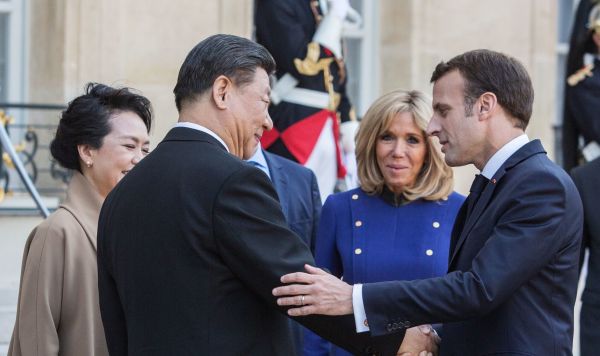 Президент Франции Эммануэль Макарон (справа) с супругой Бриджит Макрон приветствуют председателя КНР Си Цзиньпина и его супругу Пэн Лиюань в Елисейском дворце во время государственного визита Президента КНР Си Цзиньпина во Францию.