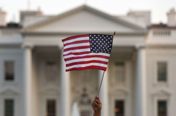 Флаг США на фоне Белого дома, Вашингтон