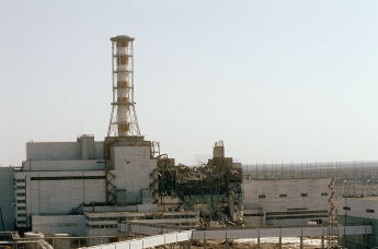 Вид на Чернобыльскую АЭС со стороны четвертого реактора, 29 апреля 1986 года