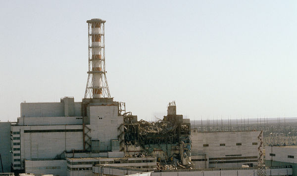 Вид на Чернобыльскую АЭС со стороны четвертого реактора, 29 апреля 1986 года
