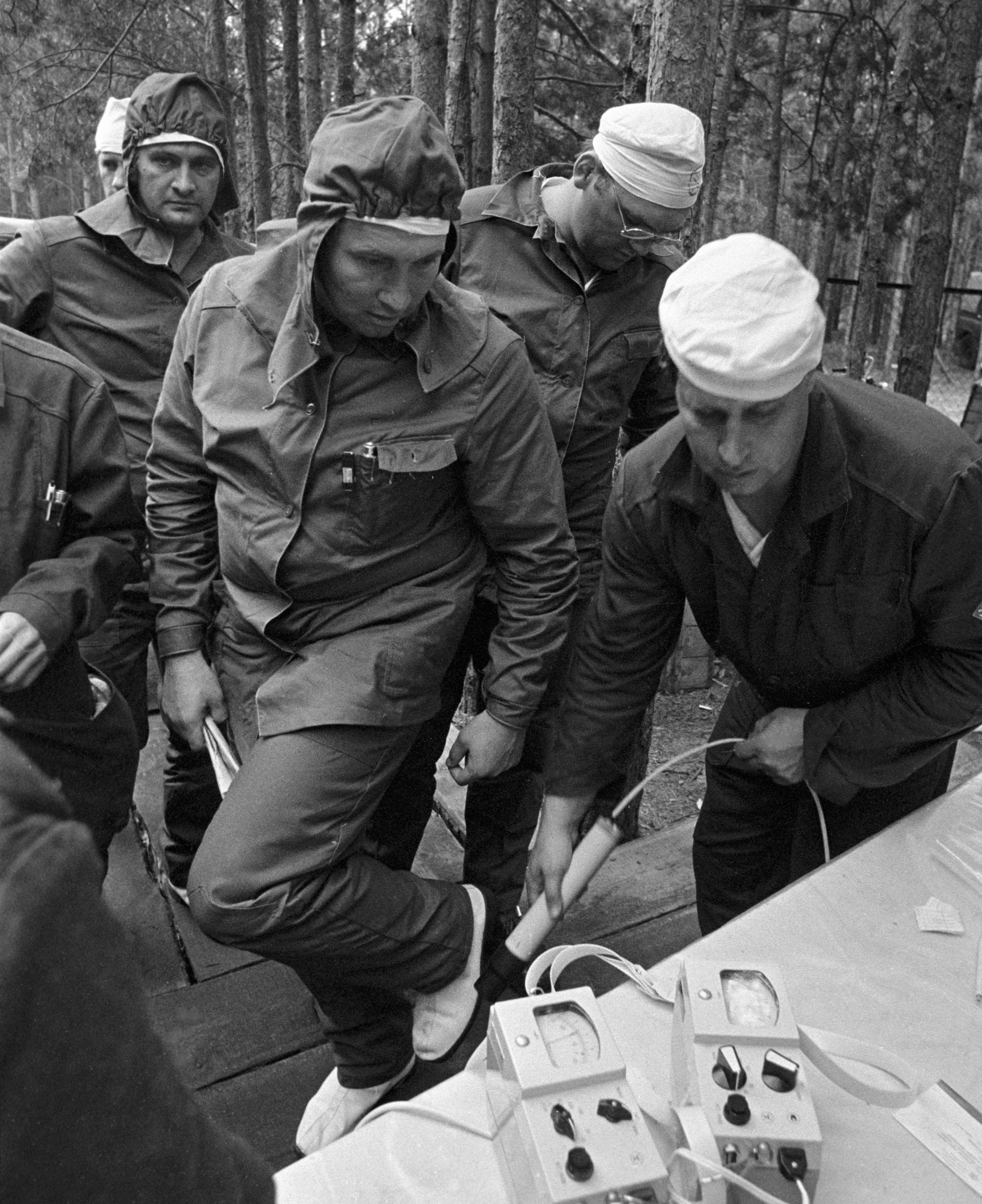 Cпециалисты проходят дозиметрический контроль после работы в зоне Чернобыльской АЭС, апрель 1986 года