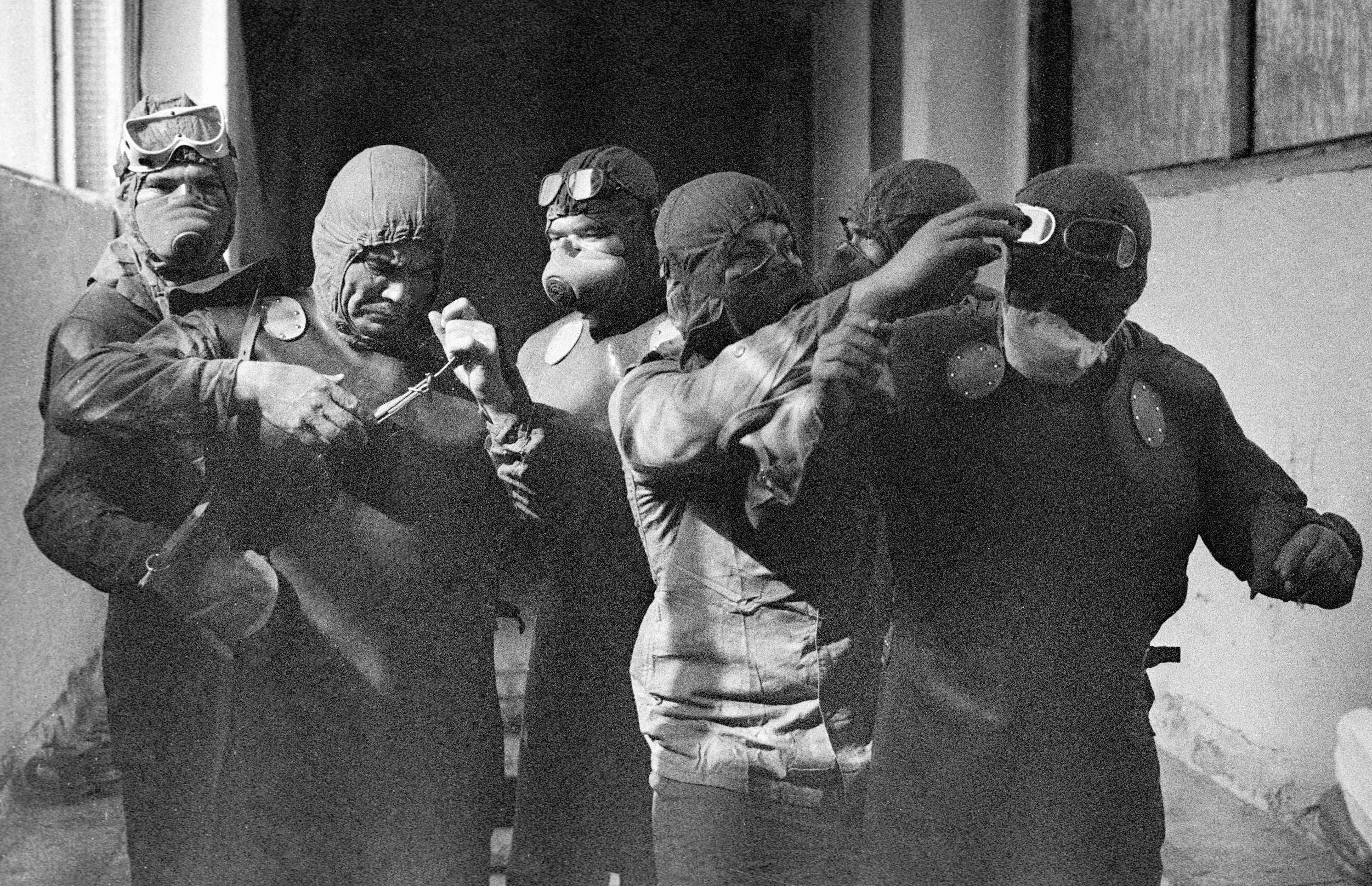 Группа ликвидаторов готовится выйти на крышу реактора Чернобыльской атомной электростанции после катастрофы, май 1986 года
