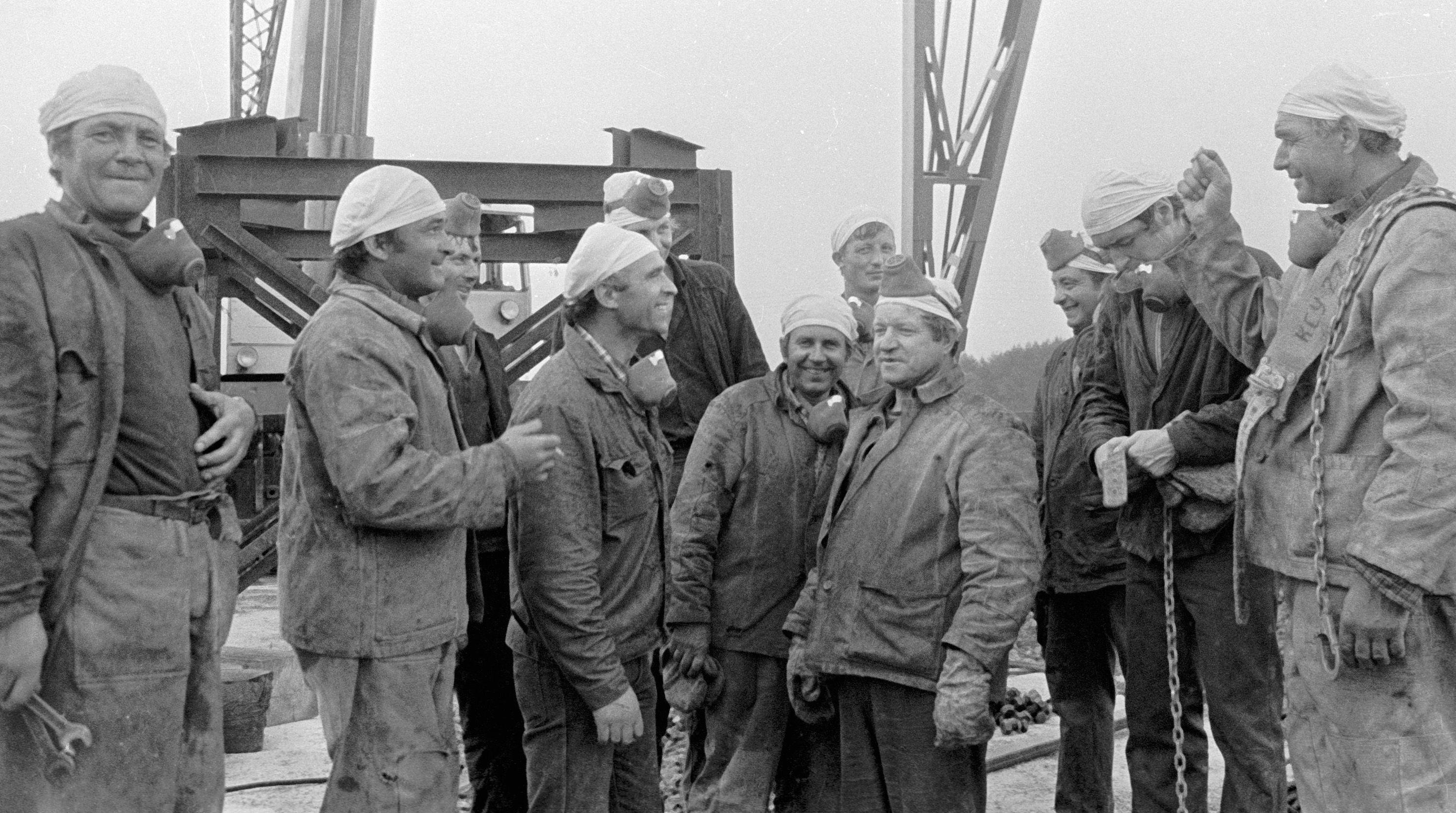 Бригада монтажников треста «Промтехмонтаж» из Киева работает на территории Чернобыльской АЭС, июнь 1986 года