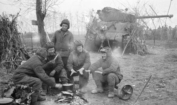 Танкисты 1-го Прибалтийского фронта на фоне танка "Шерман", поставленного по ленд-лизу США