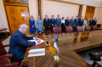 Президент Алар Карис подписывает документы по назначению 53-й состава правительства Эстонии, 17 апреля 2023