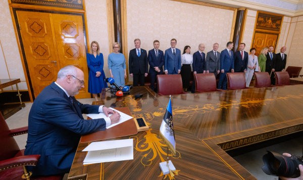 Президент Алар Карис подписывает документы по назначению 53-й состава правительства Эстонии, 17 апреля 2023