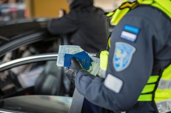 Документы украинских беженцев  в руках у эстонского полицейского