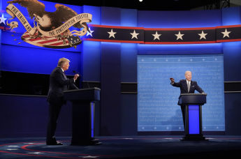 Президент Дональд Трамп (слева) и кандидат в президенты от Демократической партии, бывший вице-президент Джо Байден (справа),  во время первых президентских дебатов, 29 сентября 2020