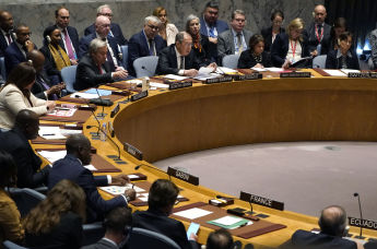 Министр иностранных дел России Сергей Лавров (в центре) на заседании Совета Безопасности ООН в Нью-Йорке, 24 апреля 2023