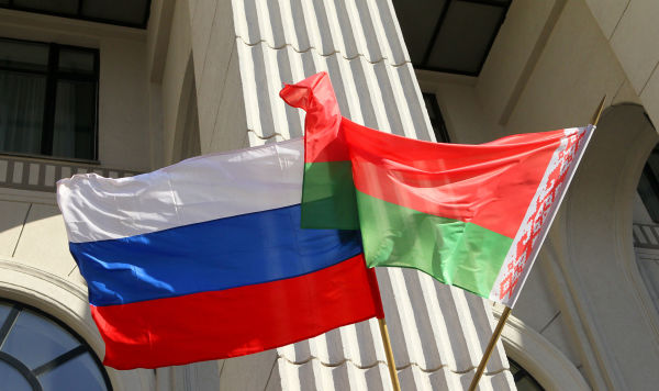 Государственные флаги России и Белоруссии