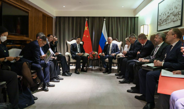Министр иностранных дел РФ Сергей Лавров и министр иностранных дел КНР Цинь Ган (справа налево на втором плане) во время встречи на Гоа, Индия, 4 апреля 2023