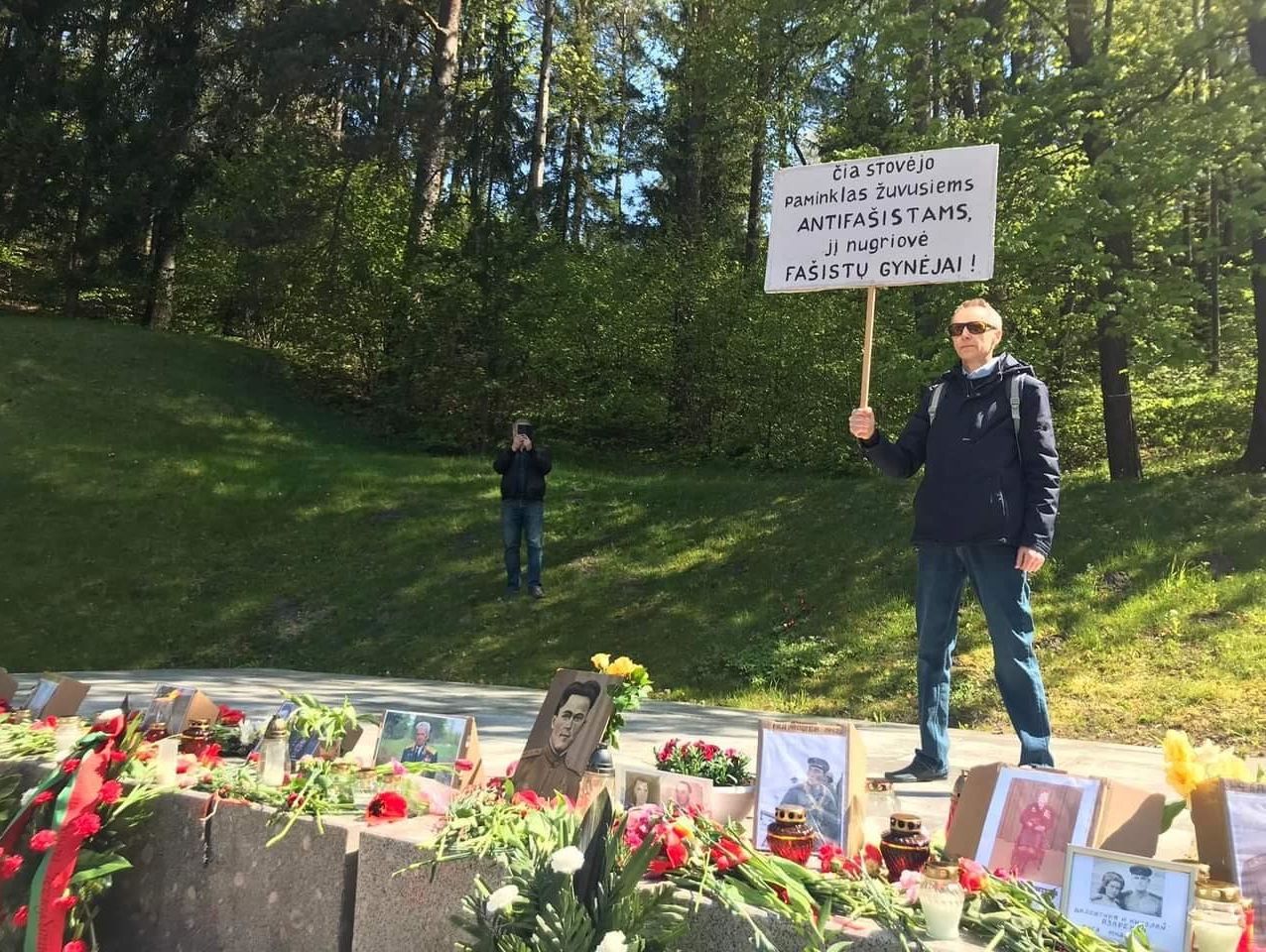 Одиночный пикет в Вильнюсе на Антакальнисском кладбище, на табличке написано "Здесь стоял памятник погибшим антифашистам, его снесли защитники фашизма", 9 мая 2023 год, Литва